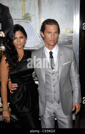 Camila Alves, Matthew McConaughey im Ankunftsbereich für THE LINCOLN LAWYER Premiere, Arclight Hollywood, Los Angeles, CA 10. März 2011. Foto von: Michael Germana/Everett Collection Stockfoto