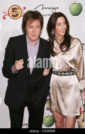 Sir Paul McCartney, Nancy Shevell in Anwesenheit für The Beatles LOVE von Cirque du Soleil Fifth Anniversary Celebration, Liebe Theater-Lobby im The Mirage, Las Vegas, NV 8. Juni 2011. Foto von: James Atoa/Everett Collection Stockfoto