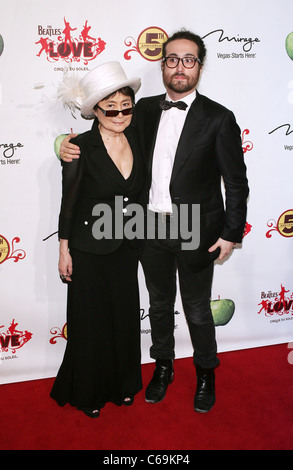 Yoko Ono, Sean Lennon in Anwesenheit für The Beatles LOVE von Cirque du Soleil Fifth Anniversary Celebration, Liebe Theater-Lobby Stockfoto