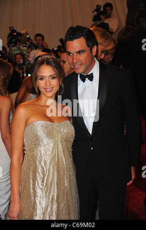 Jessica Alba, Cash Warren im Ankunftsbereich für Alexander McQueen: Savage Beauty Opening Night Gala - Teil2, Metropolitan Museum of Art Costume Institute, New York, NY 2. Mai 2011. Foto von: Gregorio T. Binuya/Everett Collection Stockfoto