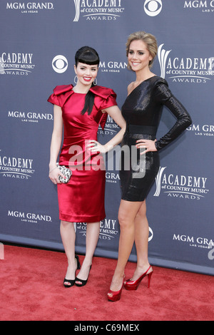 Susie Brown, Danelle Leverett, JaneDear Mädchen im Ankunftsbereich für Akademie der Countrymusik ACM Awards 2011 - Ankünfte, MGM Grand Garden Arena, Las Vegas, NV 3. April 2011. Foto von: James Atoa/Everett Collection Stockfoto