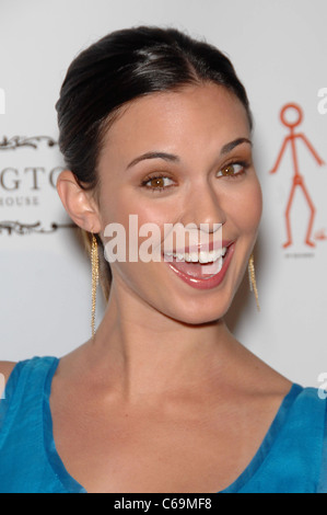 Odette Yustman im Ankunftsbereich für die feierliche Eröffnung des Lexington Social House, 1718 Vine Street, Los Angeles, CA 8. Juni 2011. Stockfoto