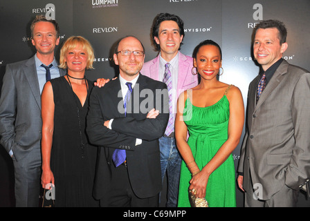 Neil Patrick Harris, Martha Plimpton, Lonny Price, Josh Rhodes, Anika Noni Rose, Jon Cryer im Ankunftsbereich für Premiere Screening von gefilmt-Version der Firma Revival, NYIT Auditorium auf Broadway, New York, NY 8. Juni 2011. Foto von: Gregorio T. Binuya/Everett Collection Stockfoto