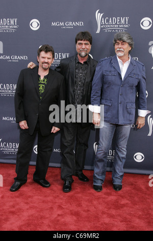 Randy Owen und Jeff Cook, Teddy Gentry, Alabama im Ankunftsbereich für Akademie der Countrymusik ACM Awards 2011 - Ankünfte, MGM Grand Garden Arena, Las Vegas, NV 3. April 2011. Foto von: James Atoa/Everett Collection Stockfoto