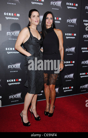 Neve Campbell, Courteney Cox im Ankunftsbereich für SCREAM 4 Premiere, Graumans Chinese Theatre, Los Angeles, CA 11. April 2011. Foto von: Elizabeth Goodenough/Everett Collection Stockfoto