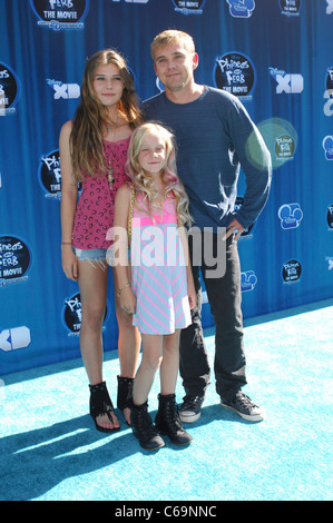 Rick Schroder, Töchter im Ankunftsbereich für PHINEAS und FERB: in THE 2nd DIMENSION Premiere, El Capitan Theatre, Los Angeles, CA 3. August 2011. Foto von: Elizabeth Goodenough/Everett Collection Stockfoto