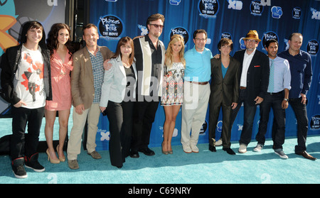 "Phineas und Ferb" Cast im Ankunftsbereich für PHINEAS und FERB: in THE 2nd DIMENSION Premiere, El Capitan Theatre, Los Angeles, CA 3. August 2011. Foto von: Dee Cercone/Everett Collection Stockfoto