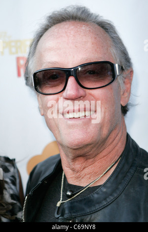 Peter Fonda im Ankunftsbereich für THE PERFECT AGE OF ROCK 'N ROLL Special Screening, Laemmle Sunset 5 Theater, Los Angeles, CA August Stockfoto