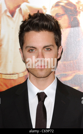 Thomas Dekker im Ankunftsbereich für Cinéma VÉRITÉ Premiere von HBO, Paramount Studios, Los Angeles, CA 11. April 2011. Foto von: Elizabeth Goodenough/Everett Collection Stockfoto