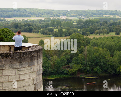 Tourist, ein Bild von der Loire-Tal-Landschaft von der Burg Chinon, Frankreich Stockfoto