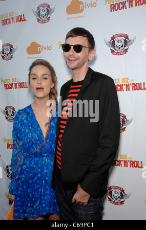 Taryn Manning, DJ Qualls im Ankunftsbereich für THE PERFECT AGE OF ROCK 'N ROLL Special Screening, Laemmle Sunset 5 Theater, Los Angeles, CA 3. August 2011. Foto von: Michael Germana/Everett Collection Stockfoto