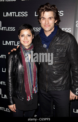 Johnny Whitworth im Ankunftsbereich für grenzenlose Premiere, Arclight Hollywood, Los Angeles, CA 3. März 2011. Foto von: Emiley Schweich/Everett Collection Stockfoto