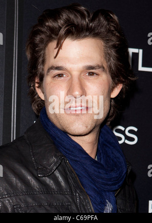 Johnny Whitworth im Ankunftsbereich für grenzenlose Premiere, Arclight Hollywood, Los Angeles, CA 3. März 2011. Foto von: Emiley Schweich/Everett Collection Stockfoto