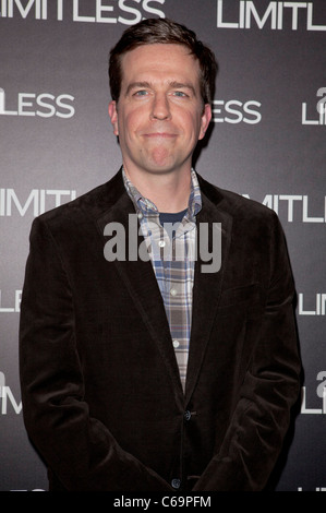 Ed Helms im Ankunftsbereich für grenzenlose Premiere, Arclight Hollywood, Los Angeles, CA 3. März 2011. Foto von: Emiley Schweich/Everett Collection Stockfoto