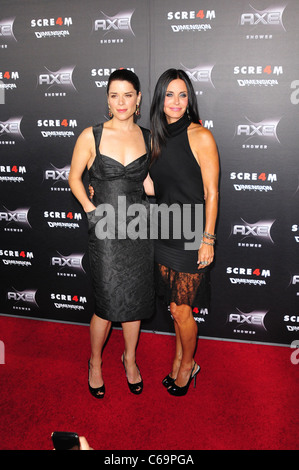 Neve Campbell, Courteney Cox im Ankunftsbereich für SCREAM 4 Premiere, Graumans Chinese Theatre, Los Angeles, CA 11. April 2011. Foto von: Tony Gonzalez/Everett Collection Stockfoto