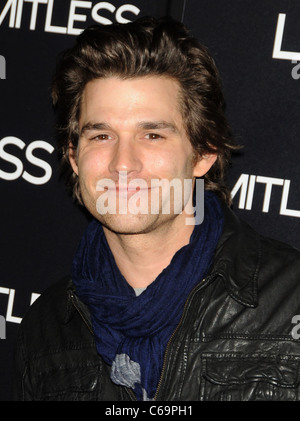 Johnny Whitworth im Ankunftsbereich für grenzenlose Premiere, Arclight Hollywood, Los Angeles, CA 3. März 2011. Foto von: Dee Cercone/Everett Collection Stockfoto