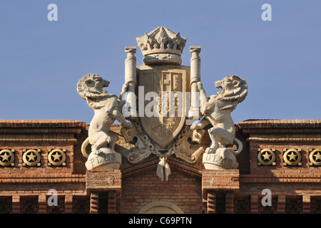 zentrale Top Fragment des berühmten Arc de Triomf gebaut für die Weltausstellung 1888 in Barcelona, Spanien; Wappen sind Stockfoto