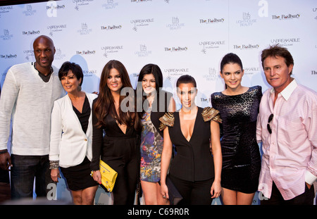 Lamar Odom, Kris Jenner, Khloe Kardashian Odom, Kendall Kardashian, Kim Kardashian, Kylie Kardashian, Bruce Jenner in Anwesenheit für unzerbrechlich Fragrance Launch, The Redbury Hotel, Los Angeles, CA 4. April 2011. Foto von: Emiley Schweich/Everett Collection Stockfoto