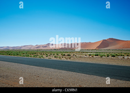 Straße und Dünen in der Wüste Landschaft der Namib am Sossusvlei, Namib-Naukluft-Nationalpark, Namibia, Afrika Stockfoto