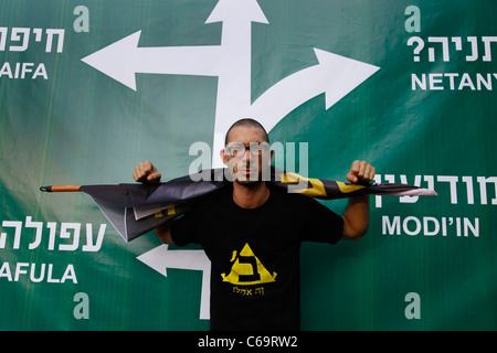 Portrait von Barak Segal ein Aktivist des 2011 Israelische soziale Gerechtigkeit Proteste, in denen mehr als eine halbe Million Israelis auf der Straße in einer Reihe von öffentlichen Demonstrationen gegen die weiter steigenden Lebenshaltungskosten besonders Gehäuse nahm. "Zeltstadt" Präparats im Rothschild Boulevard, Tel Aviv, Israel Stockfoto