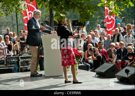 Håkan Juholt, Chef der schwedischen Sozialdemokraten Partei hält seine Sommer-Rede im Stockholmer Vorort von Västertorp Stockfoto