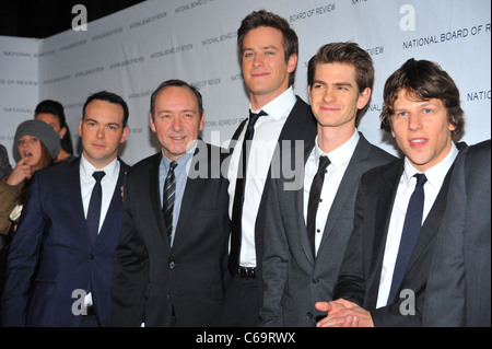 Dana Brunetti, Kevin Spacey, Armie Hammer, Andrew Garfield, Jesse Eisenberg im Ankunftsbereich für The National Board der Review 2011 Awards Gala, Restaurant Cipriani 42nd Street, New York, NY 11. Januar 2011. Foto von: Gregorio T. Binuya/Everett Collection Stockfoto