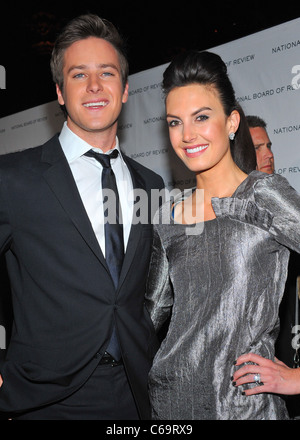 Armie Hammer, Elizabeth Chambers im Ankunftsbereich für The National Board der Review 2011 Awards Gala, Restaurant Cipriani 42nd Street, New York, NY 11. Januar 2011. Foto von: Gregorio T. Binuya/Everett Collection Stockfoto