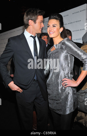 Armie Hammer, Elizabeth Chambers im Ankunftsbereich für The National Board der Review 2011 Awards Gala, Restaurant Cipriani 42nd Street, New York, NY 11. Januar 2011. Foto von: Gregorio T. Binuya/Everett Collection Stockfoto