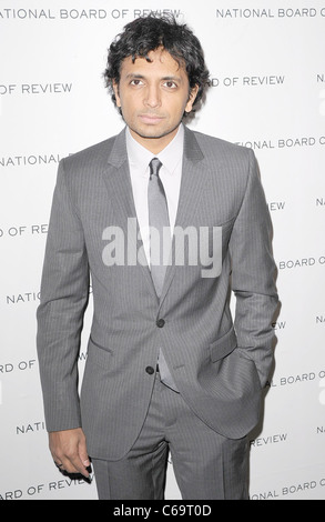 M. Night Shyamalan im Ankunftsbereich für The National Board der Review 2011 Awards Gala, Restaurant Cipriani 42nd Street, New York, NY Stockfoto