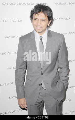 M. Night Shyamalan im Ankunftsbereich für The National Board der Review 2011 Awards Gala, Restaurant Cipriani 42nd Street, New York, NY Stockfoto