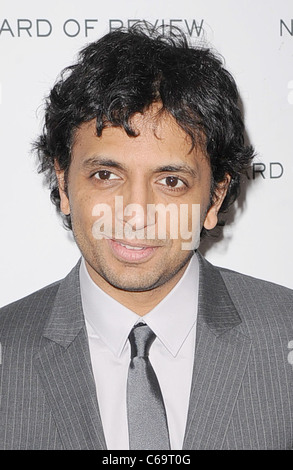 M. Night Shyamalan im Ankunftsbereich für The National Board der Review 2011 Awards Gala, Restaurant Cipriani 42nd Street, New York, NY Stockfoto