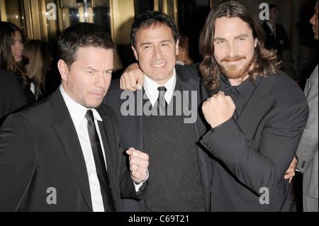 David O Russell, Mark Wahlberg, Christian Bale im Ankunftsbereich für The National Board der Review 2011 Awards Gala, Restaurant Cipriani 42nd Street, New York, NY 11. Januar 2011. Foto von: Kristin Callahan/Everett Collection Stockfoto