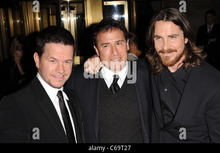 David O Russell, Mark Wahlberg, Christian Bale im Ankunftsbereich für The National Board der Review 2011 Awards Gala, Restaurant Cipriani 42nd Street, New York, NY 11. Januar 2011. Foto von: Kristin Callahan/Everett Collection Stockfoto