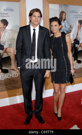 Ashton Kutcher, Demi Moore im Ankunftsbereich für NO STRINGS ATTACHED Premiere, Regency Village Theater in Westwood, Los Angeles, CA 11. Januar 2011. Foto von: Elizabeth Goodenough/Everett Collection Stockfoto