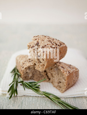 Artisan Brot mit Zweige Rosmarin Stockfoto