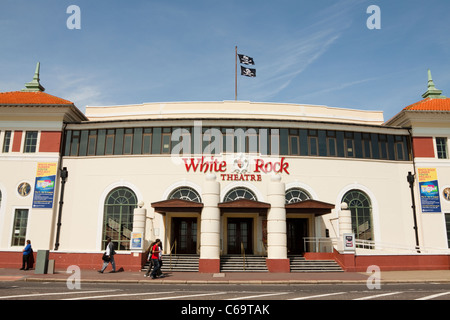 White Rock Theatre in Hastings Anzeige Jolly Roger Piraten Fahnen, East Sussex, England, UK Stockfoto