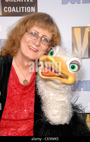 Wilma Swartz, Sandy Twinkletoes im Ankunftsbereich für SPRACHLOS Premiere, The Egyptian Theatre, Los Angeles, CA 12. April 2011. Foto von: Michael Germana/Everett Collection Stockfoto