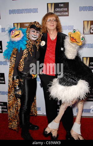 Mark Ciarlante, Wilma Swartz im Ankunftsbereich für SPRACHLOS Premiere, The Egyptian Theatre, Los Angeles, CA 12. April 2011. Foto von: Michael Germana/Everett Collection Stockfoto