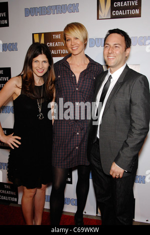 Lindsay Goffman, Jenna Elfman, Mark Goffman im Ankunftsbereich für SPRACHLOS Premiere, The Egyptian Theatre, Los Angeles, CA 12. April 2011. Foto von: Michael Germana/Everett Collection Stockfoto