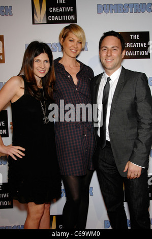 Lindsay Goffman, Jenna Elfman, Mark Goffman im Ankunftsbereich für SPRACHLOS Premiere, The Egyptian Theatre, Los Angeles, CA 12. April 2011. Foto von: Michael Germana/Everett Collection Stockfoto