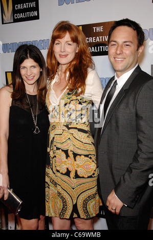 Lindsay Goffman, Bird York, Mark Goffman im Ankunftsbereich für SPRACHLOS Premiere, The Egyptian Theatre, Los Angeles, CA 12. April 2011. Foto von: Michael Germana/Everett Collection Stockfoto