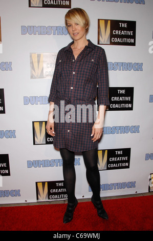 Jenna Elfman im Ankunftsbereich für SPRACHLOS Premiere, The Egyptian Theatre, Los Angeles, CA 12. April 2011. Foto von: Michael Germana/Everett Collection Stockfoto