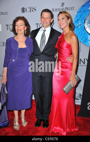 Gretchen Cryer, Jon Cryer, Lisa Joyner im Ankunftsbereich für American Theatre Wing 65. Annual Antoinette Perry Tony Awards - Ankünfte, Beacon Theatre, New York, NY 12. Juni 2011. Foto von: Gregorio T. Binuya/Everett Collection Stockfoto