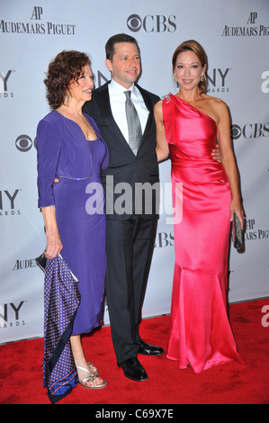 Gretchen Cryer, Jon Cryer, Lisa Joyner im Ankunftsbereich für American Theatre Wing 65. Annual Antoinette Perry Tony Awards - Ankünfte, Beacon Theatre, New York, NY 12. Juni 2011. Foto von: Gregorio T. Binuya/Everett Collection Stockfoto