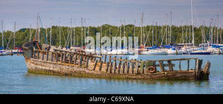 Schiff Wrack auf dem Hamble River, auf dem Solent Weise, Hampshire, England Stockfoto