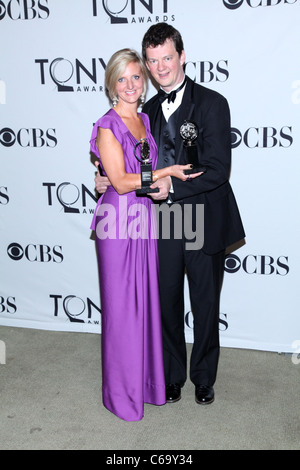 Marianne Elliott und Tom Morris im Presseraum für American Theatre Wing 65. Annual Antoinette Perry Tony Awards - PRESS ROOM Beacon Theatre, New York, NY 12. Juni 2011. Foto von: Andres Otero/Everett Collection Stockfoto