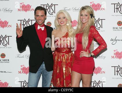 Josh Strickland, Holly Madison, Angel Porrino Teilnahme für Holly Madison Hosts A Valentine's Day Affair an STELLDICHEIN, Tryst Nachtclub im Wynn Las Vegas, Las Vegas, NV 12. Februar 2011. Foto von: James Atoa/Everett Collection Stockfoto