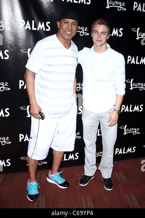 Hines Ward, Derek Hough bei einem öffentlichen Auftritt für tanzen mit Stars Derek Hough unterrichtet Tanz zu einheimischen Studenten, Palms Casino Resort Hotel, Las Vegas, NV 12. März 2011. Foto von: MORA/Everett Collection Stockfoto