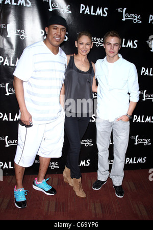 Hines Ward, Kym Johnson, Derek Hough bei einem öffentlichen Auftritt für tanzen mit Stars Derek Hough unterrichtet Tanz zu einheimischen Studenten, Palms Casino Resort Hotel, Las Vegas, NV 12. März 2011. Foto von: MORA/Everett Collection Stockfoto