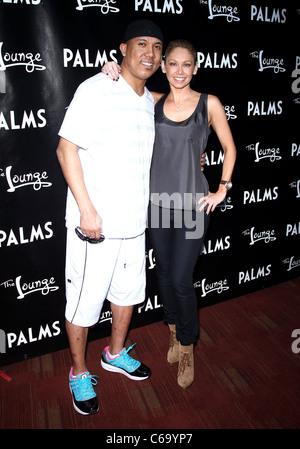 Hines Ward, Kym Johnson bei einem öffentlichen Auftritt für tanzen mit Stars Derek Hough unterrichtet Tanz zu einheimischen Studenten, Palms Casino Resort Hotel, Las Vegas, NV 12. März 2011. Foto von: MORA/Everett Collection Stockfoto